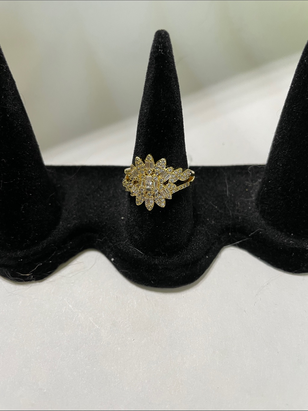 Rings- Gold Floral Halo Ring With Clear Stones. Size 7